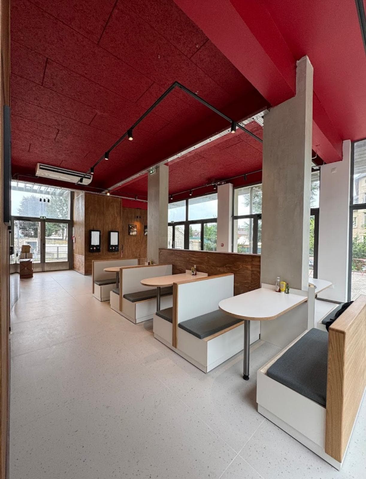 Intérieur du restaurant Holy Smash à Fontainebleau